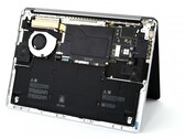 Внутренняя часть Surface Laptop 7 легко доступна. (Изображение: iFixit)