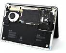Внутренняя часть Surface Laptop 7 легко доступна. (Изображение: iFixit)