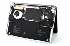 Внутренняя часть Surface Laptop 7 легко доступна. (Изображение: iFixit)