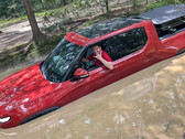Rivian R1T заходит в глубокую воду (Источник изображения: Il Babbuino/X)