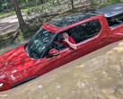 Rivian R1T заходит в глубокую воду (Источник изображения: Il Babbuino/X)