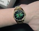 Новая модель доступных нарядных часов от Casio сочетает в себе ярко-зелёный циферблат и рифлёный безель