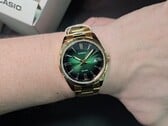 Новая модель доступных нарядных часов от Casio сочетает в себе ярко-зелёный циферблат и рифлёный безель
