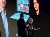 Хуанг принимает Surface RT: позади него - фотография презентации 2012 года.