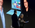 Хуанг принимает Surface RT: позади него - фотография презентации 2012 года.