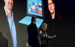 Хуанг принимает Surface RT: позади него - фотография презентации 2012 года.