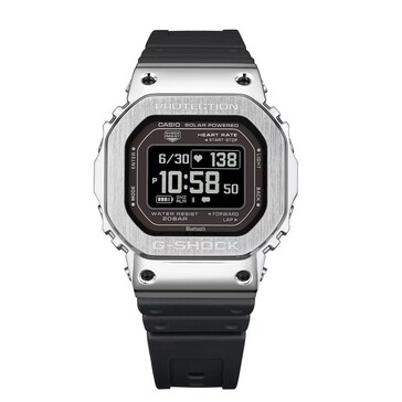 Casio G-Shock GM-H5600-1 с серебристым металлическим корпусом и инвертированным ЖК-дисплеем.