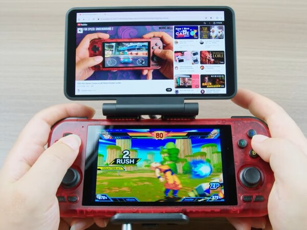 Кадр из видеоролика, демонстрирующего работу дополнения Dual Screen Add-on с Retroid Pocket 4 Pro. (Источник изображения: Retroid)