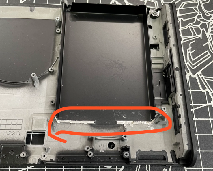 Участок детали, который необходимо вырезать на Switch 2 для установки новой батареи