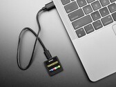 Адаптер TermDriver 2 USB-to-serial, отображающий последовательные данные в реальном времени на встроенном дисплее