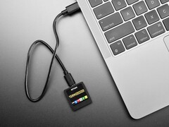 Адаптер TermDriver 2 USB-to-serial, отображающий последовательные данные в реальном времени на встроенном дисплее