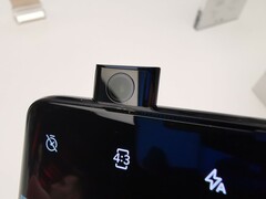 Выдвижная селфи-камера OnePlus 7 Pro обеспечивает полную безрамочность дисплея. (Изображение: YouTube)