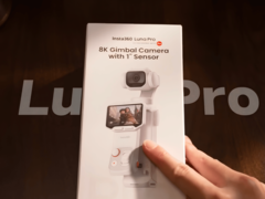 Розничная упаковка камеры Insta360 Luna Pro.