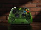 Зарядная док-станция Ultimate от 8BitDo для контроллеров Xbox имеет тот же полупрозрачный зелёный цвет, что и оригинальная Xbox/