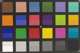 ColorChecker. Исходные цвета представлены в нижней половине каждого блока.