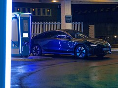 Автомобиль Hyundai EV заряжается на современной зарядной станции (Источник изображения: Yrka Pictured via Unsplash; обрезано)