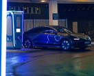 Автомобиль Hyundai EV заряжается на современной зарядной станции (Источник изображения: Yrka Pictured via Unsplash; обрезано)