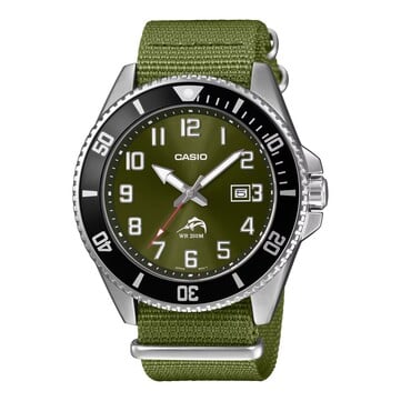Дайверские часы Casio Duro MDV106C-3AV с оливково-зелёным циферблатом с отделкой «солнечные лучи», крупными арабскими цифрами, чёрным безелем, корпусом из нержавеющей стали и зелёным тканевым ремешком в тон.