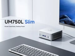 Minisforum UM750L Slim поставляется в одном варианте серебристого цвета с контрастной кнопкой питания. (Источник изображения: Minisforum)