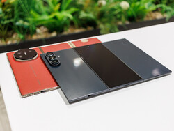 Huawei Mate XT (внизу) и Samsung Galaxy Z TriFold