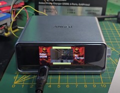 Быстрое зарядное устройство Anker Prime довольно хорошо справляется с обреченностью, что неудивительно. (Источник изображения: Aaron Christophel via YouTube)