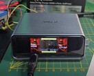 Быстрое зарядное устройство Anker Prime довольно хорошо справляется с обреченностью, что неудивительно. (Источник изображения: Aaron Christophel via YouTube)