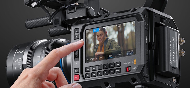Большой 4-дюймовый сенсорный экран HDR с яркостью 1 500 нит и настраиваемые функциональные кнопки упрощают управление и мониторинг камеры PYXIS 12K. (Источник изображения: Blackmagic)