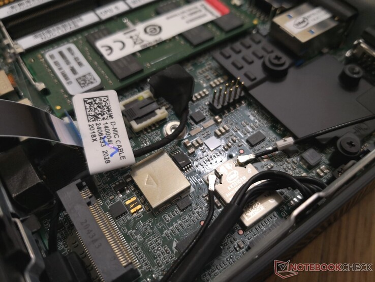 Модуль Intel AX201 припаян прямиком под SSD типоразмера M.2