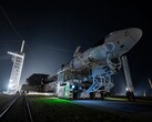 Ракета Falcon 9 с космическим кораблем SpaceX Dragon для запуска на пути к стартовой площадке (Источник изображения: SpaceX)