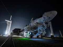 Ракета Falcon 9 с космическим кораблем SpaceX Dragon для запуска на пути к стартовой площадке (Источник изображения: SpaceX)
