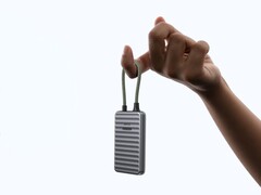 Ugreen NeoDrive Go имеет размер карты и такой же вес, как AirPods Pro.