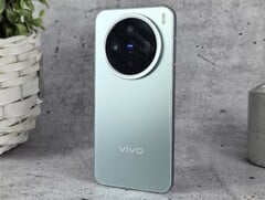 Vivo X200 FE - это индийская версия Vivo X200 Pro Mini (на фото). (Источник изображения: Notebookcheck)