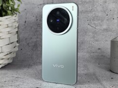 Vivo X200 FE - это индийская версия Vivo X200 Pro Mini (на фото). (Источник изображения: Notebookcheck)