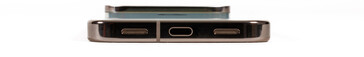 Снизу: Громкоговоритель, порт USB 3.2, микрофон