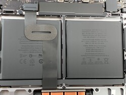 Две ячейки батареи MBP16 (99.8 Вт⋅ч)