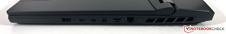 Правая сторона: USB-A 3.2 Gen 2 (10 Гбит), 2x USB-C 4.0 (Thunderbolt 4 40 Гбит, DisplayPort-ALT mode, 1х Power Delivery), Mini-DisplayPort, HDMI 2.1, 2.5-Гбит Ethernet