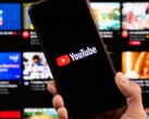 Смартфон с приложением YouTube. (Источник изображения: noyb)
