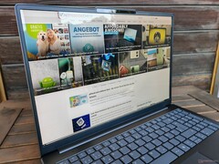 На открытом воздухе (яркий день, без прямого солнечного света)