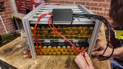 Изображение аккумуляторного блока, собранного из батареек от вейпов (Источник изображения: Chris Doel, скриншот)