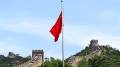 Китайский флаг на фоне Великой китайской стены