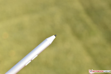 Наконечник ведет себя не так похоже на реальную ручку, как у Surface Pen