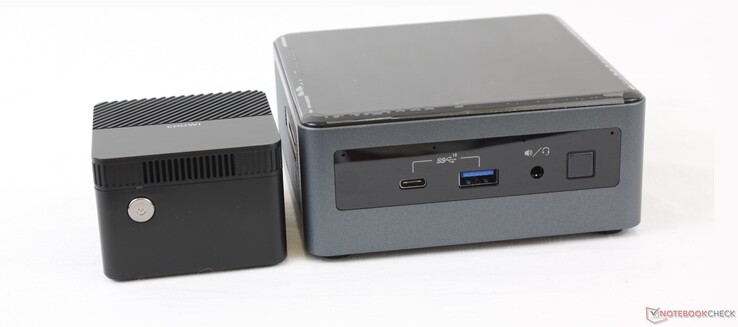 Chuwi LarkBox (слева) возле Intel NUC 10 (справа)