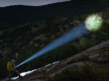 Модель Olight Marauder 3 оснащена прожектором, дальность света которого превышает десять футбольных полей.