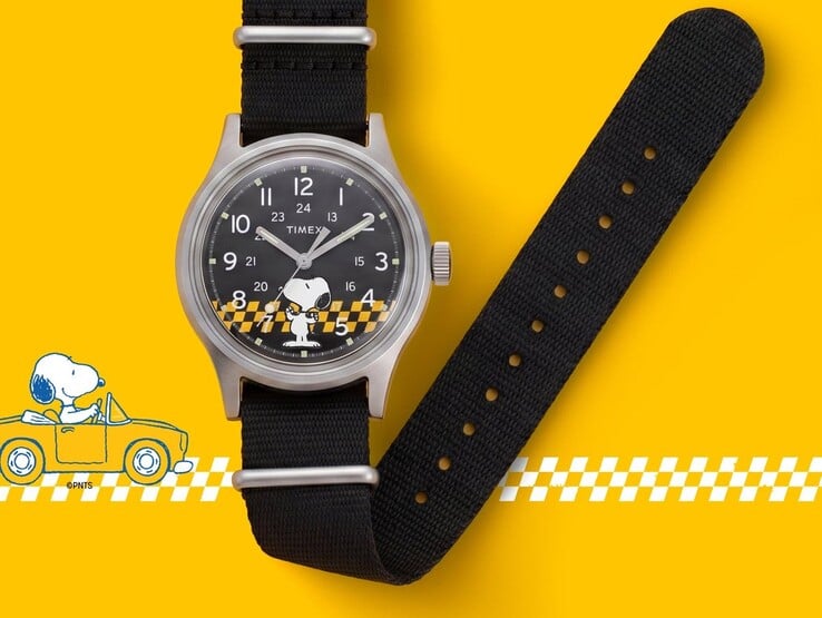 Часы Peanuts x Timex MK1 с чёрным циферблатом, украшенным изображением Снупи и жёлто-чёрным клетчатым узором, представлены с чёрным тканевым ремешком на жёлтом фоне.