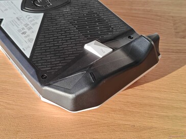 Версия AMD имеет более угловатый корпус... (источник изображения: Notebookcheck)