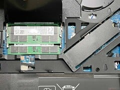 Слоты для оперативной памяти и два слота для SSD...