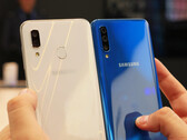 Фото Samsung Galaxy A30 (слева) и Galaxy A50 (справа). (Изображение: itc.ua) 