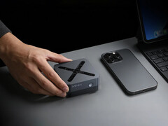 Небольшой размер мини-ПК Neo N95 можно продемонстрировать, положив его рядом с телефоном