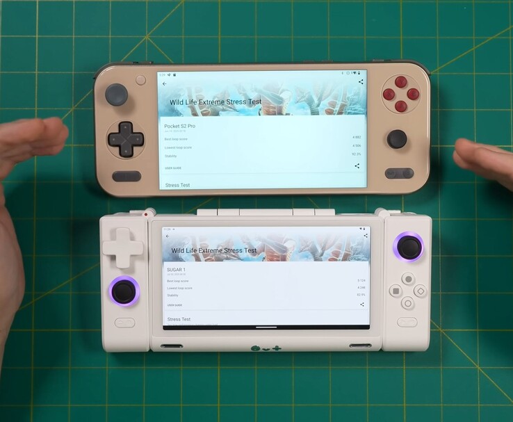 Сравнение портативных игровых консолей Ayaneo Pocket S2 Pro (вверху) и OneXSugar Sugar 1 (внизу). Обе консоли демонстрируют на экране результаты экстремального стресс-теста 3DMark Wild Life. (Источник изображения: Retro Game Corps на YouTube)