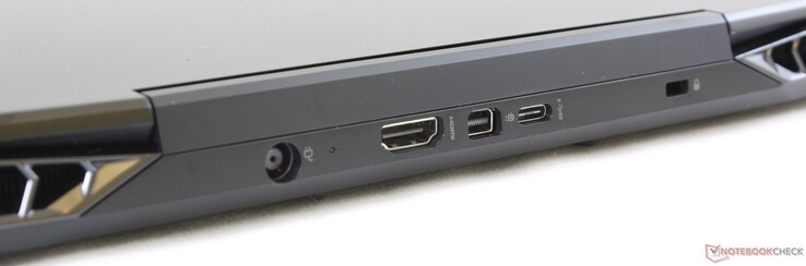Задняя сторона: разъем питания, HDMI 2.0, mini DisplayPort 1.3, USB Type-C Gen. 2, слот для замка Kensington
